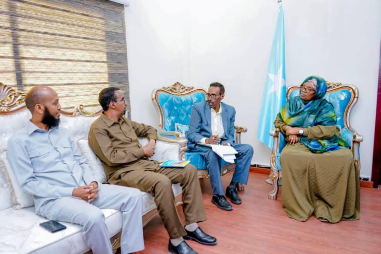 Wasiir Kuxugeenka Wasaaradda Dhalinyarada iyo Isboortiga Xil. Dahabo Suusow Maxamud ayaa Maanta ku qaabishay Xafiiskeeda Mas’uuliyiinta Xiriirka Soomaaliyeed ee Kubada Cagta iyo Midowga Jaamacadaha Soomaaliyeed, waxaana kulankas looga wada hadlay u diyaar garowga qabashada Tartanka kubada Cagta ee Jaamacadaha.