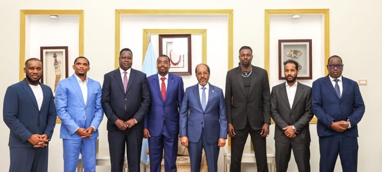 Madaxweynaha Jamhuuriyadda Federaalka Soomaaliya Mudane Xasan Sheekh Maxamuud ayaa Madaxtooyada ku qaabilay ciyaartoydii hore ee caanka ka ahaa dhanka kubadda cagta caalamka, Samuel Eto’o oo ah Gudoomiyaha Xiriirka Kubadda Cagta Cameroon, Emmanuel Adebayor, iyo Jay-Jay Okocha oo booqasho taariikhi ah ku yimid dalka.