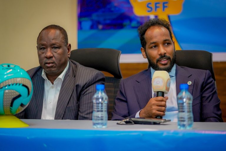 Wasiirka Wasaaradda Dhallinyarada iyo Ciyaaraha ee Xukuumadda Federaalka Soomaaliya, Mudane Maxamed Cabduqaadir Cali, ayaa maanta si rasmi ah xarunta Xiriirka Kubadda Cagta Soomaaliyeed uga daah-furay tababarkii ugu horreeyay ee loo qabto macallimiinta iyo garsoorayaasha ciyaaraha Xeebaha (Beach Soccer) ee Soomaaliya.