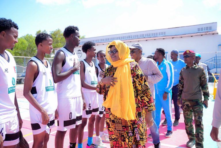 Wasiir ku xigeenka Wasaaradda Dhallinyarada iyo Ciyaaraha Xildhibaan Dahabo Susow Maxamuud, ayaa ka qayb gashay munaasabad lagu furayay garoomo cusub oo laga hirgeliyay xarunta SOS ee degmada Heliwaa. Goobtaan ayaa loogu talagalay in lagu qabto ciyaaraha kala duwan sida kubbadda kolayga (Basketball), kubbadda laliska (Volleyball), Tennis-ka iyo Gym-ka.