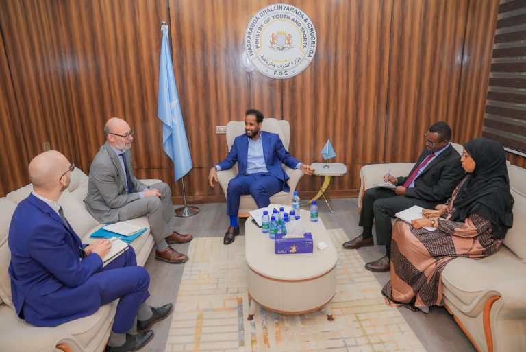 Wasiirka Wasaaradda Md. Maxamed Cabdulqaadir Cali ayaa maanta xarunta wasaaradda kulan kula qaatay Md. George Conway, Ku-xigeenka Wakiilka Gaarka ah ee Xoghayaha Guud ee Qaramada Midoobay, ahna Isuduwaha Gargaarka iyo Arrimaha Bani’aadamnimada (UNTMIS), oo uu wehliyo Md. Martti Karttunen, Iskuduwaha Dhallinyarada ee Xafiiska DSRSG/RC/HC.