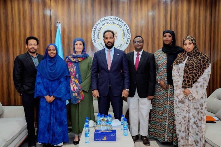 Wasiirka Dhallinyarada iyo Wakiilka UNICEF oo Kulan Muhiim ah Ku Adkeeyay Iskaashiga Awood-siinta Dhallinyarada Soomaaliyeed