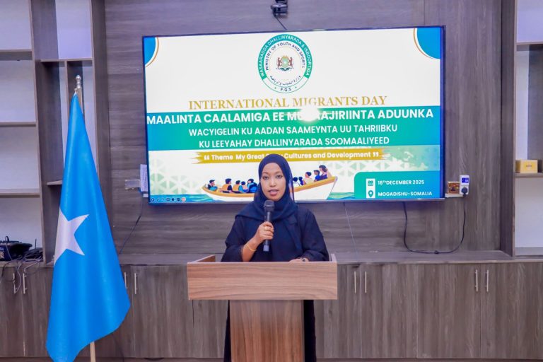 Wasaaradda Dhalinyarada iyo Ciyaaraha ayaa xustay Maalinta Caalamiga ah ee Muhaajiriinta, ayadoo munaasabad diiradda lagu saaray wacyigelin muhiim ah oo ku wajahan dhalinyarada Soomaaliyeed, lagana digayay khatarta weyn ee ka dhalata tahriibka badaha iyo saxaraha oo halis gelinaya noloshooda.