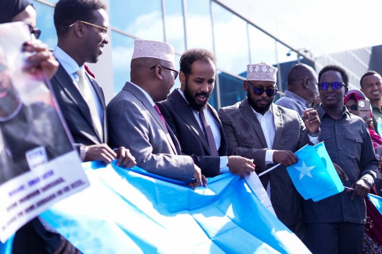 Garsooraha Soomaaliyeed ee heerka Caalami Cumar Cabdulqaadir Cartan oo dib ugu soo laabtay dalka ayaa soo dhaweyn heer qaran ah loogu sameeyay garoonka diyaaradaha ee Aadan Cadde.