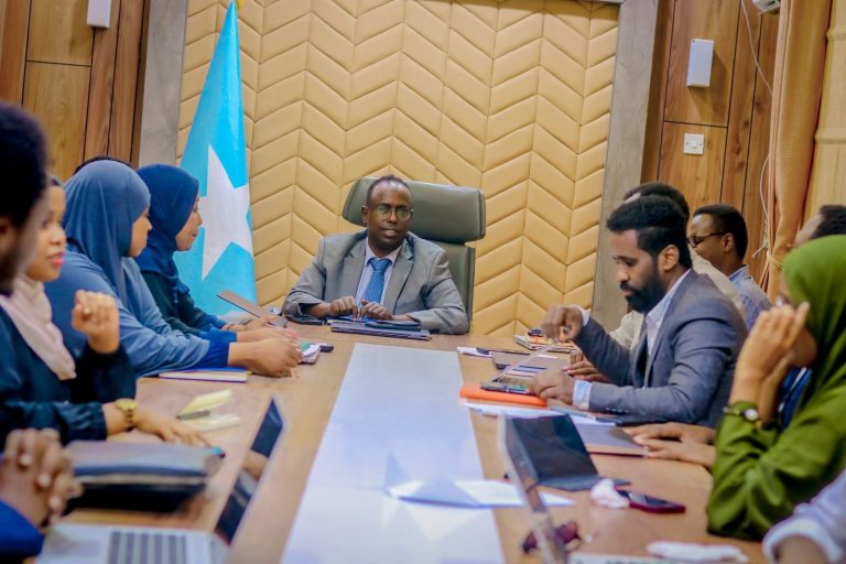Agaasimaha Guud ee wasaaradda Mudane Axmed Xasan Yusuf ayaa qabtay kulankiisii toddobaadlaha ahaa ee is-xog wareysiga kaas oo uu la yeeshay Agaasima Waaxeedyada iyo Lataliyeyaasha Wasaaradda.