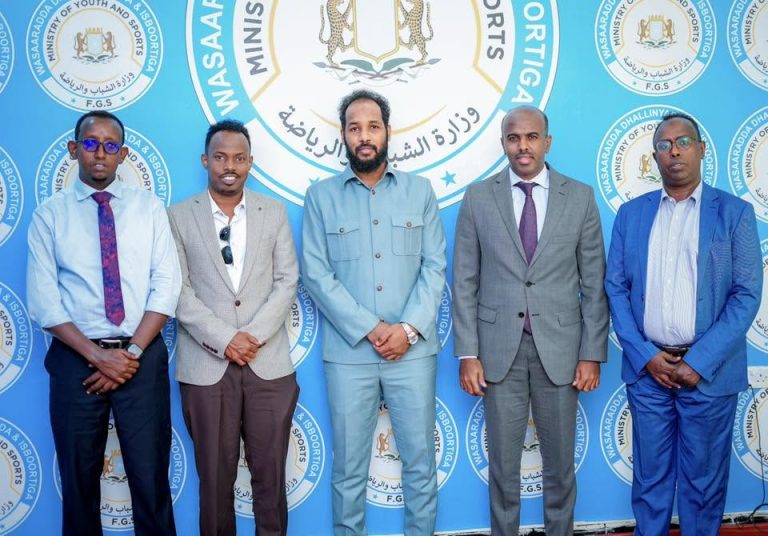 Wasiirka Wasaaradda Dhallinyarada iyo Isboortiga Xukuumadda Federaalka Soomaaliya Mudane Maxamed Cabduqadir Cali ayaa ku qaabilay xafiiskiisa Guddoomiyaha Hay’ada Qatar Charity ee Soomaaliya Cabdifataax Aadam Macalim oo ka wada dalka dadaallo gurmad iyo taakulayn ah.
