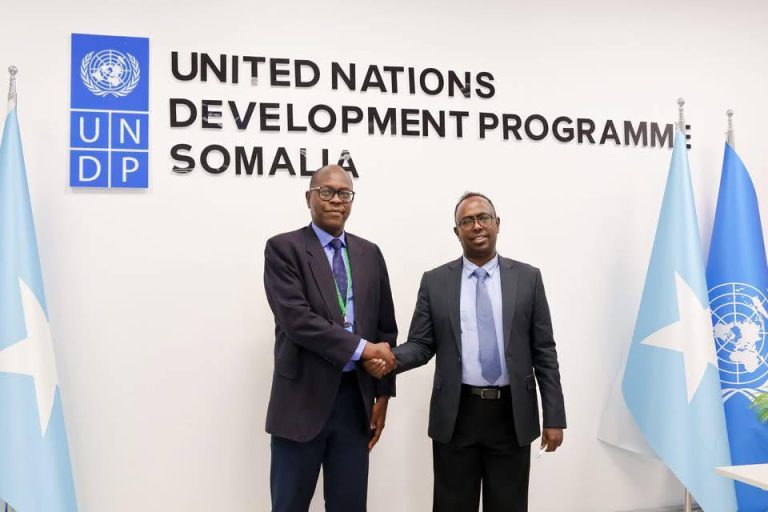 Agaasimaha Guud ee Wasaaradda Dhallinyarada iyo Ciyaaraha mudane Ahmed Hassan Yusuf ayaa Kulan muhiim ah la yeeshay Ku-xigeenka Wakiilka UNDP Christopher Laker Xarunta UNDP ee Magaalada Muqdisho .