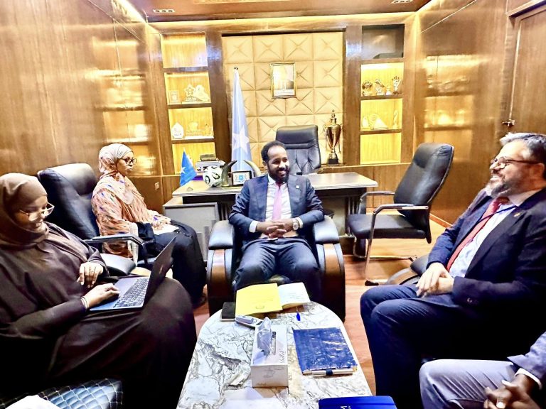 Wasiirka Wasaaradda Mudane Maxamed Cabduqaadir Cali ayaa xarunta Wasaaradda kulan muhiim ah kula yeeshay madaxa hey’adda IOM – Somalia Mr Manuel Pereira.