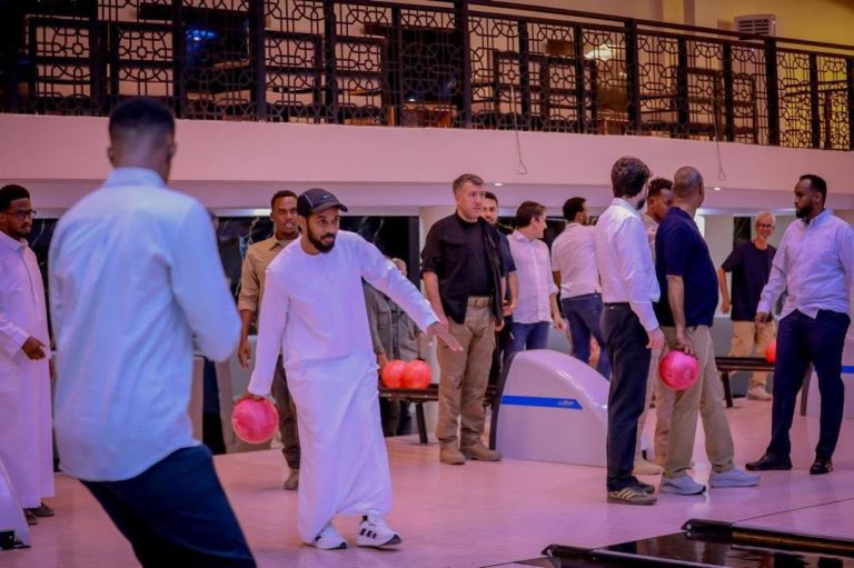 Wasiirka Wasaaradda Dhallinyarada iyo Ciyaaraha Maxamed Cabduqaadir Cali ayaa galabtay kormeer iyo dhiirrigelin ugu tagay qaar ka mid ah ganacsatada dhallinyarada ah ee ka hirgeliyay caasimadda Muqdisho