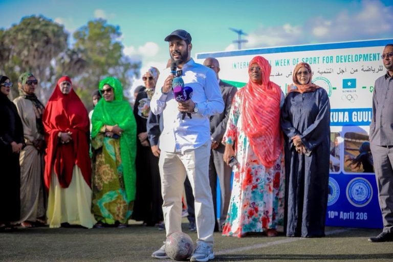 Xuska Caalamiga ah ee Todobaadka Isboortiga ee Horumarka iyo Nabadda oo hal-ku-dhiggiisu sanadkan ahaa “Isboortigu Waa Isku-xiraha Bulshada iyo Xalliyaha Caqabadaha Isdhexgalka”, ayaa maanta si rasmi ah uga furmay Garoonka Koonis ee magaalada Muqdisho.