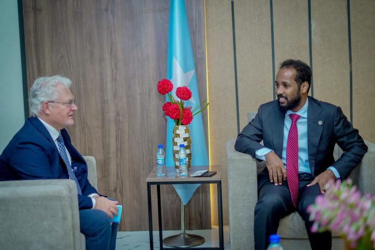 Wasaaradda Dhallinyarada iyo Isboortiga XFS iyo Hey’adda Qaramada Midoobay ee Barnaamijyada Horumarka UNDP ayaa si rasmi ah u kala saxiixday heshiis wada-shaqeyn.