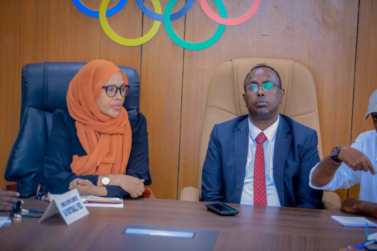 Agaasimaha Guud ee Wasaaradda Dhallinyarada iyo Isboortiga JFS oo ay weheliyaan qaar kamid ah mas’uuliyiinta Wasaaradda, ayaa maanta xarunta Guddiga Olombikada Soomaaliyeed kula kulmay xiriirrada kala duwan ee ciyaaraha dalka.